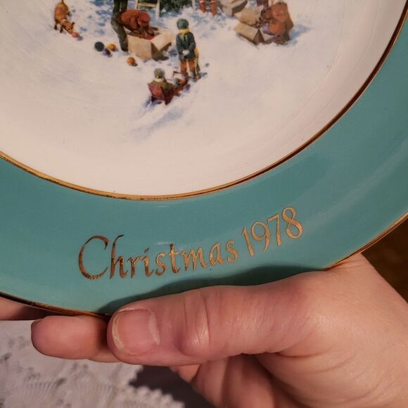 Vintage 1978 Avon Collector Plate "Trimming the Tree" - Picture 6 of 9